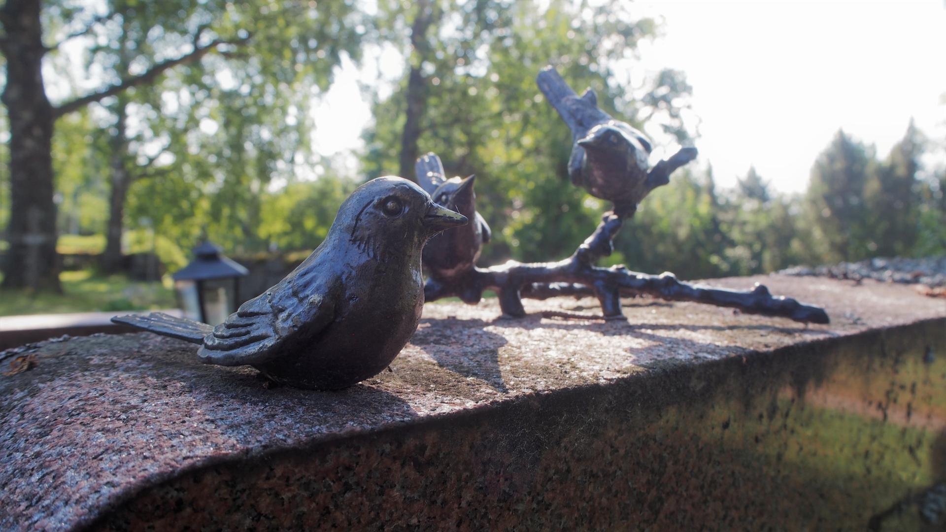 Muistomerkin linnut